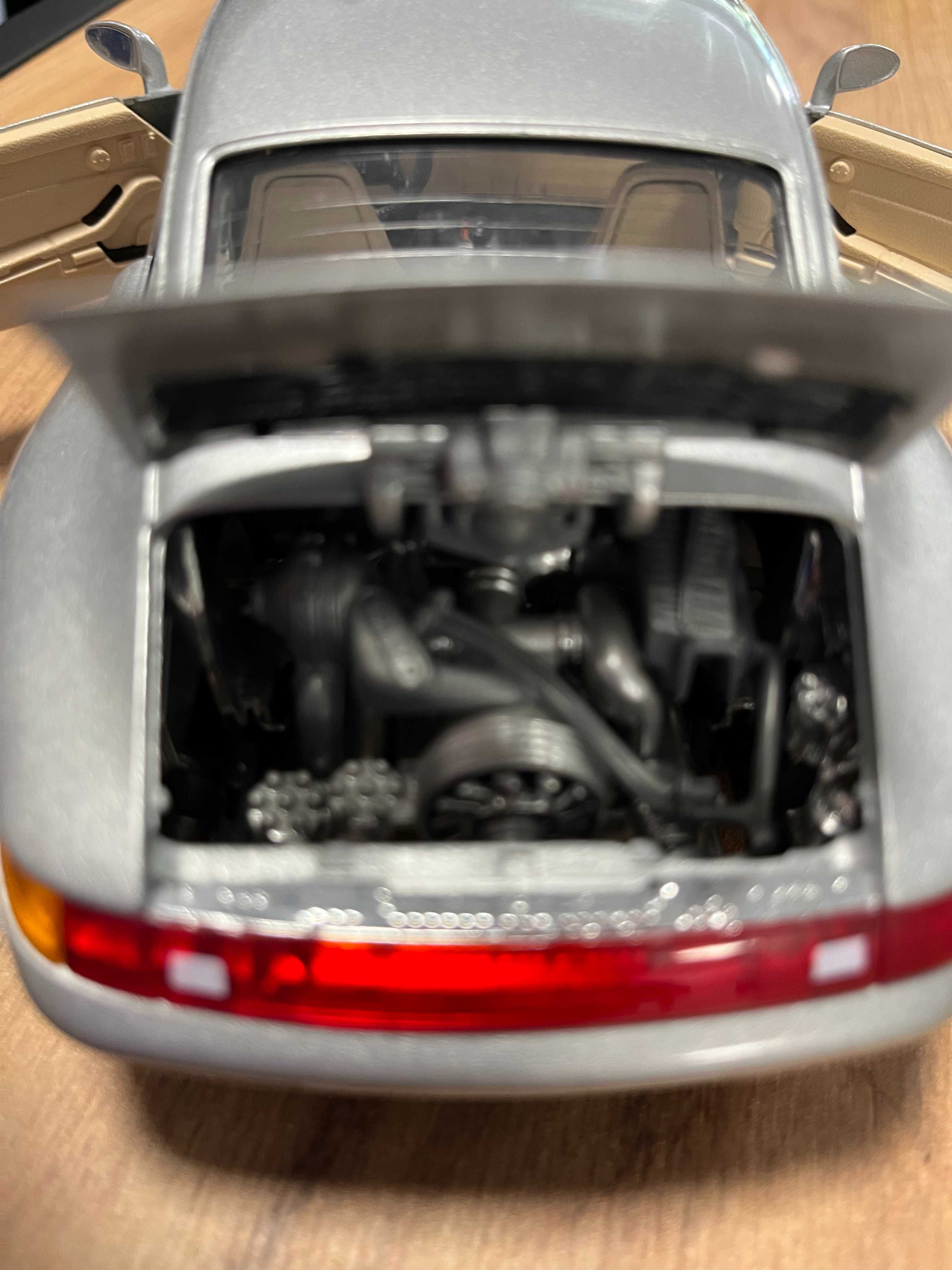 Метална колекционерска количка модел  BBURAGO PORSCHE 911  993  1:18