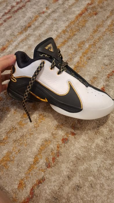 Adidasi noi Nike 39