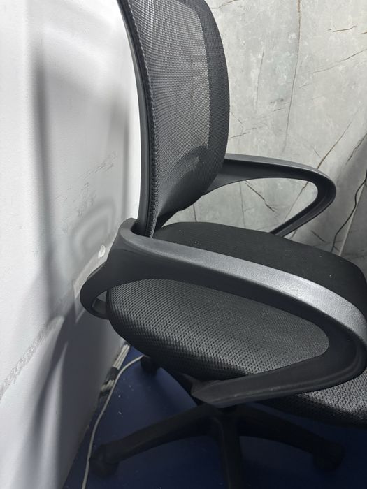 Продам стуля офисные удобные мягкие крутится