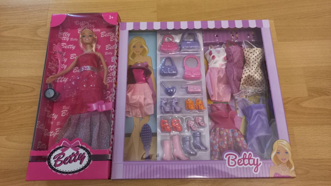 Papusa Betty roz 30cm, + butic cu multe accesorii pentru ea