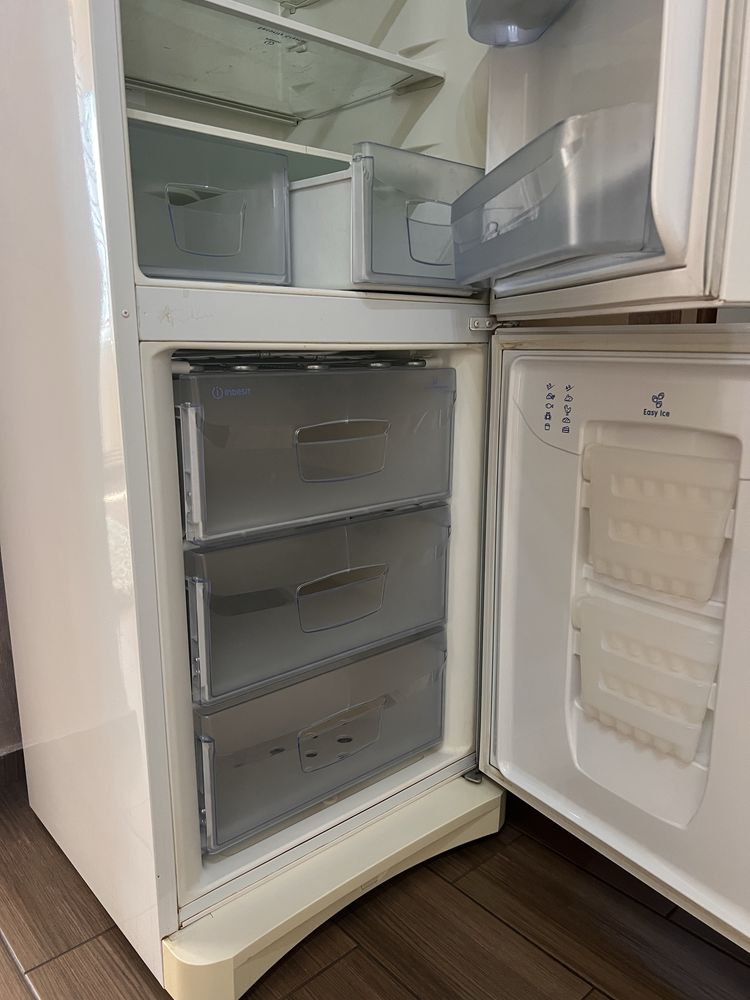 Combina frigorifica indesit