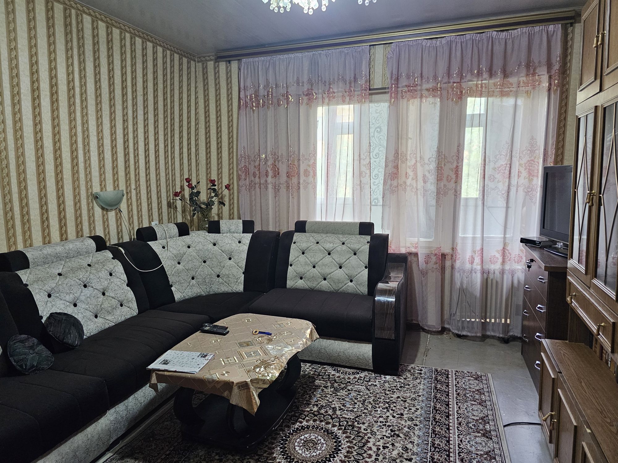 Продам 1комнатную квартиру ,переделанную в 2х комнатную.Юнусабад 18 кв