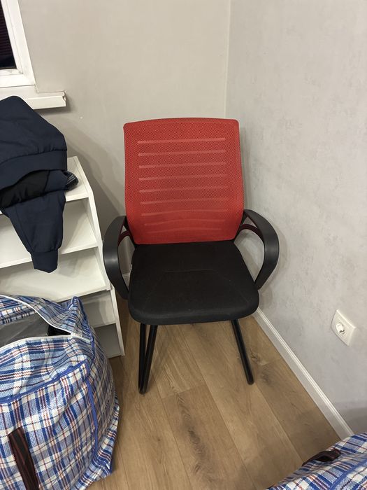 2 стула офисных. 2 стула +стол рабочий. состояние 4