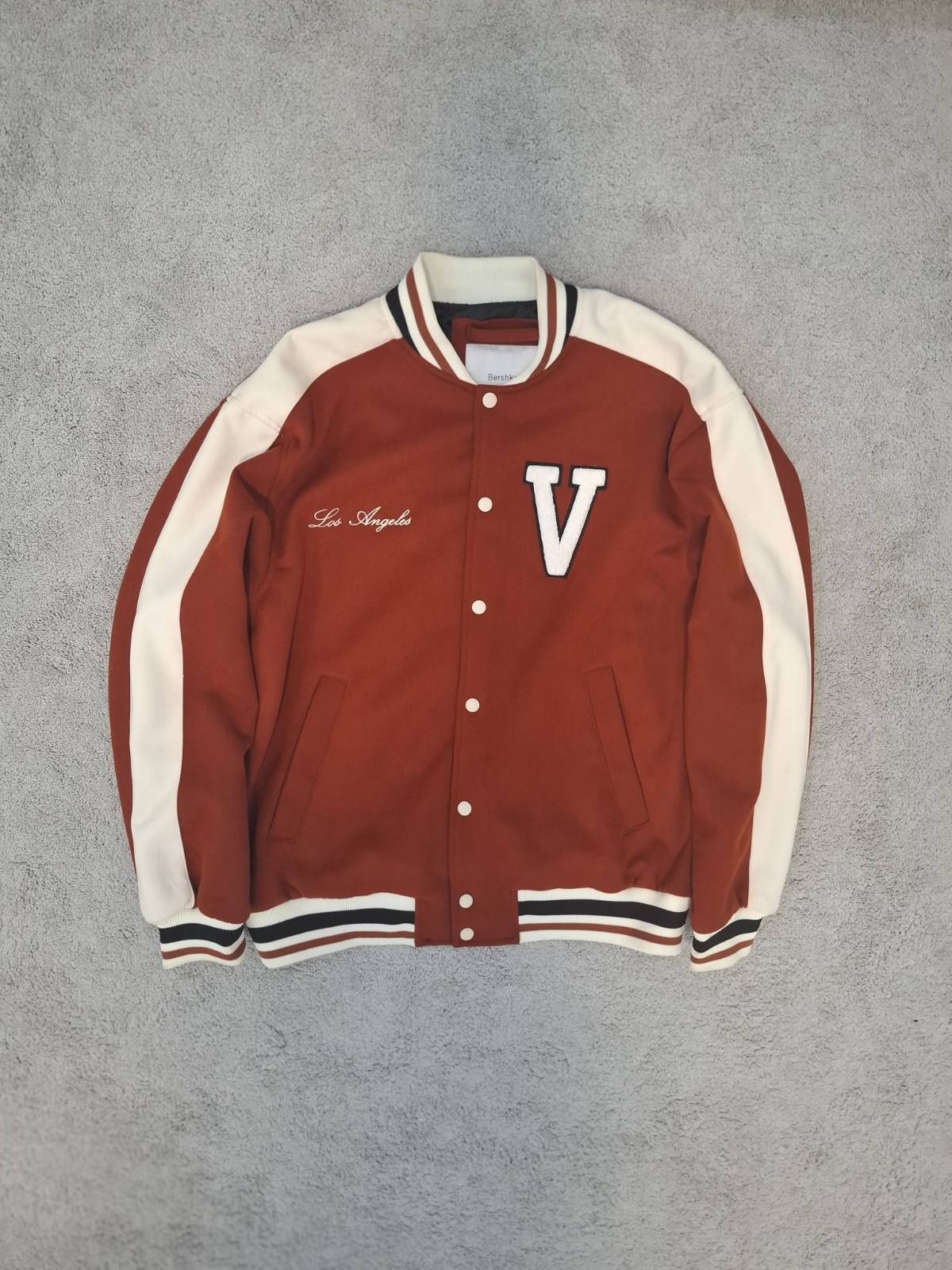 Varsity яке - Bershka – Los Angeles 
Цвят: Тъмночервено с бели