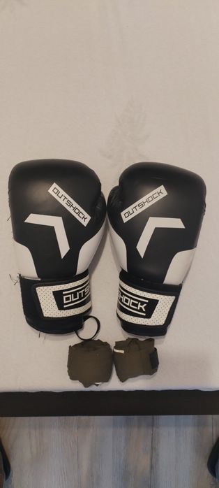 Vând mănuși de box outshock