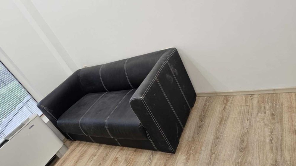 Продавам 2 бр. кожени дивани 250 лв.на 1 бр.170 на 80.Без забележки