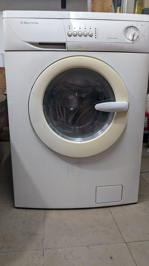 Пералня Electrolux EWS 810 с разбита трилъчка на барабана