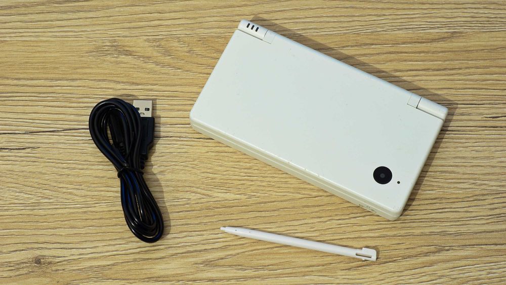 Consola portabila Nintendo DSi alb + accesorii