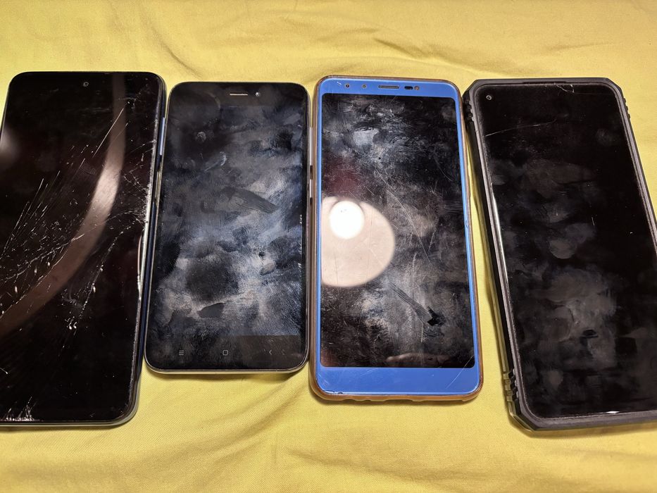 3x Xiaomi и едно Lenovo телефон за части
