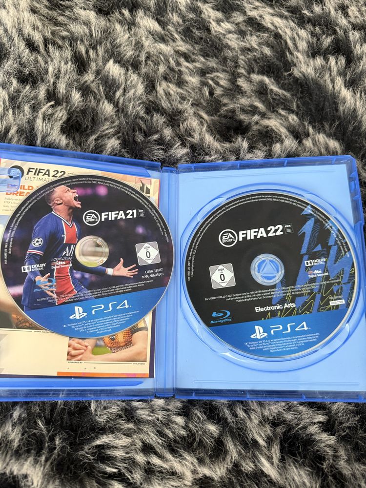 ПРОДАВАМ PS4 FAT със 15 игри + 2 игри вътре в плейстейшъна