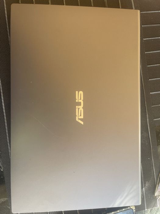 Vand laptop Asus stare aproape noua, bun pentru lucrul la birou/scoala