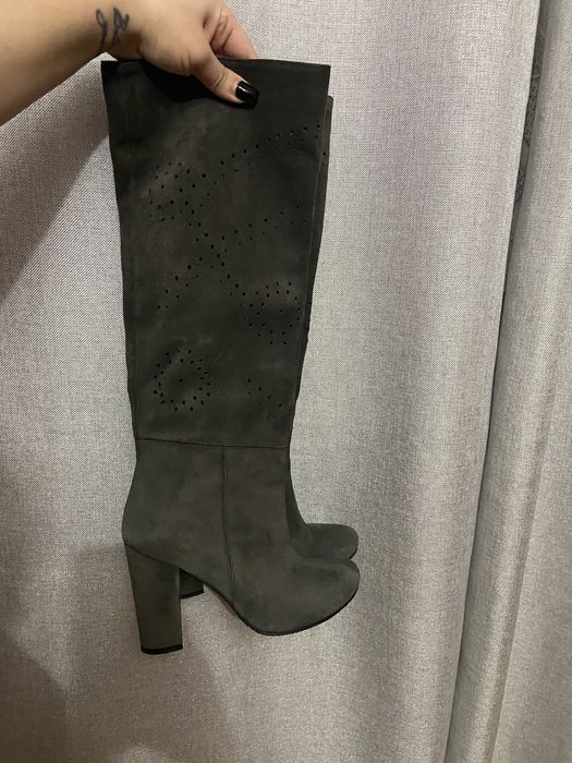 Cizme lungi ,gri,piele intoarsa naturala ,perforate ,ca noi
