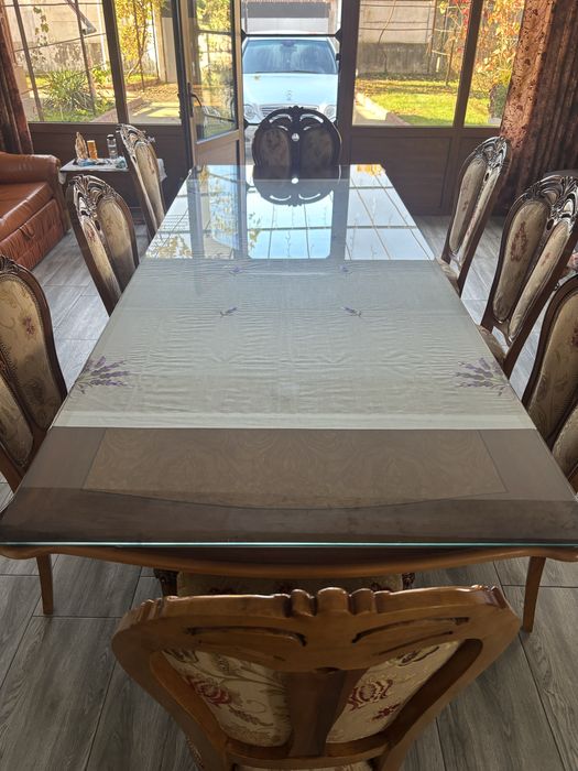 Masă din lemn masiv extensibilă + 8 scaune, stare excelentă