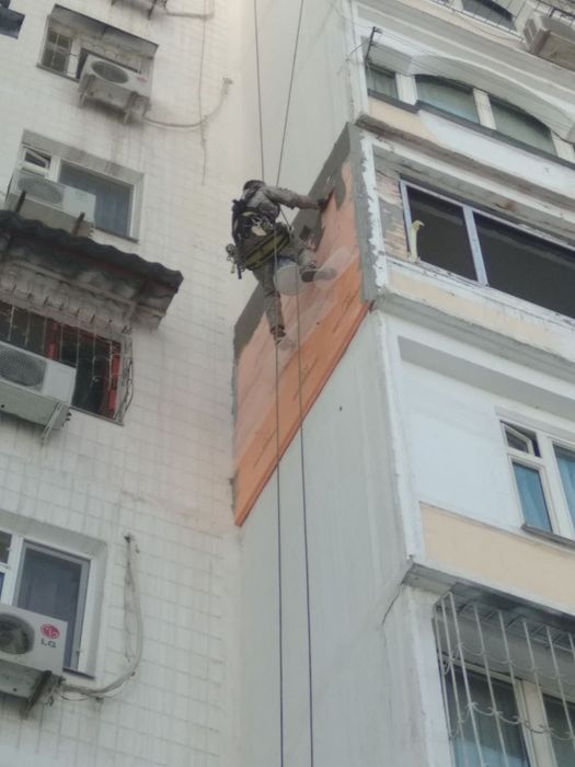 Установка бесшумного козырька, мойка фасада высотные работы, альпинист