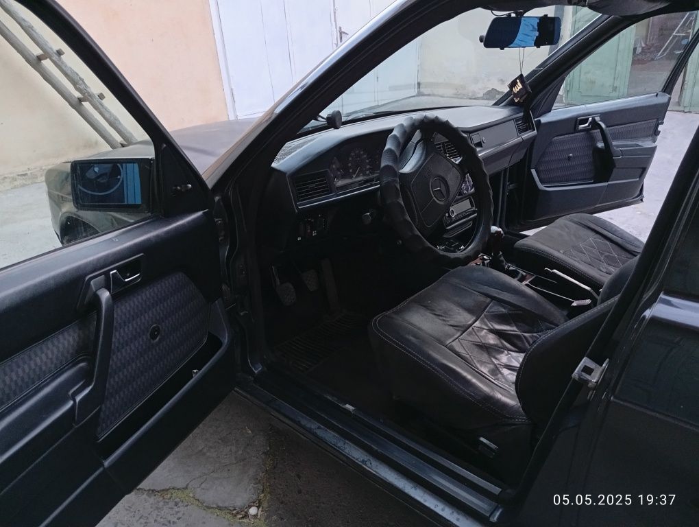 Автомобиль мерседес Е190