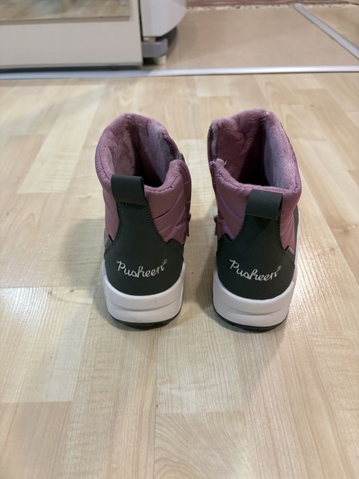 Ghete noi Reserved marimea 32 pt fete