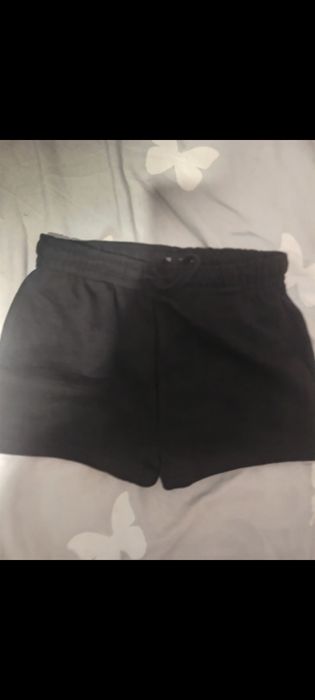 Vând pantaloni scurți