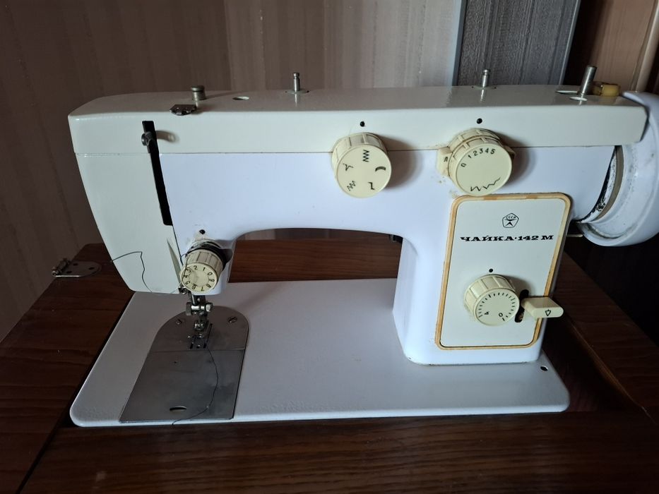 Срочно Продам швейную машину модель Чайка 142М