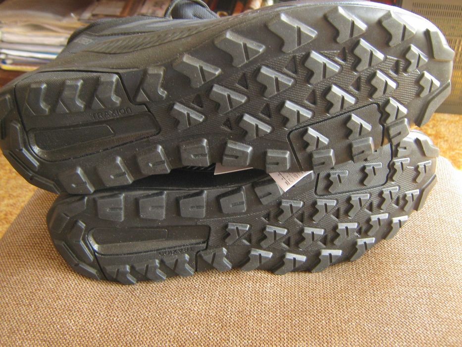 Чисто нови спортни обувки