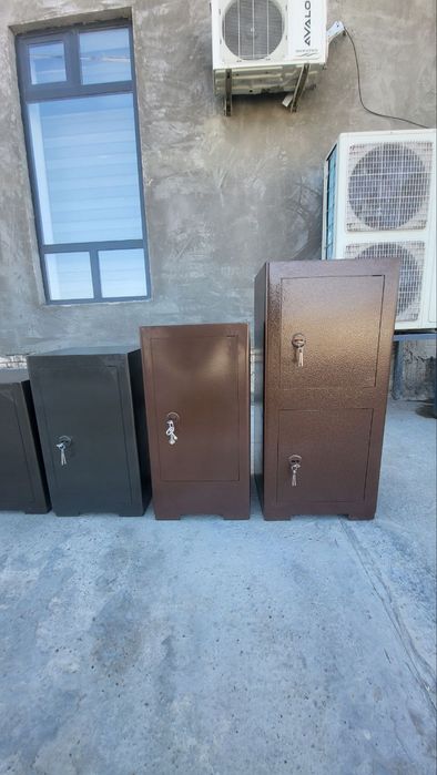 Мебель магазинда сейфлар сотилади.