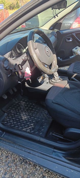 Vând Dacia Duster 4x4 benzina