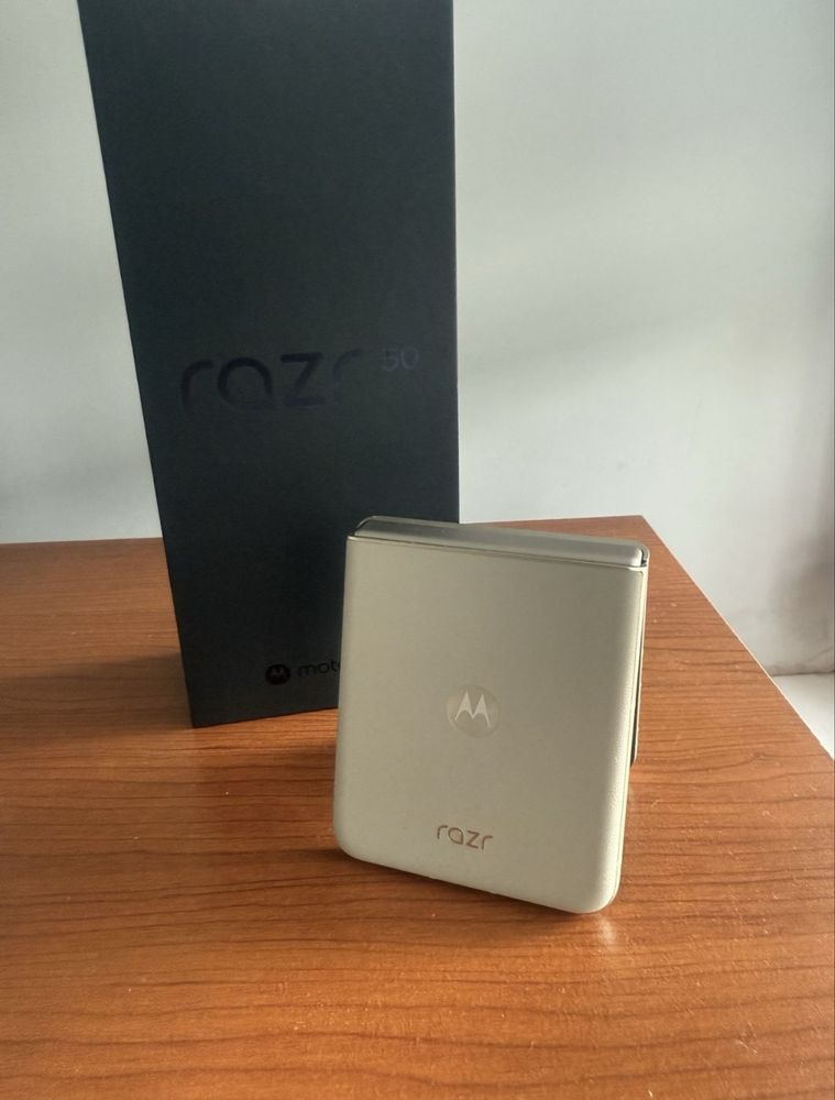 Motorola razr 50 с гаранция