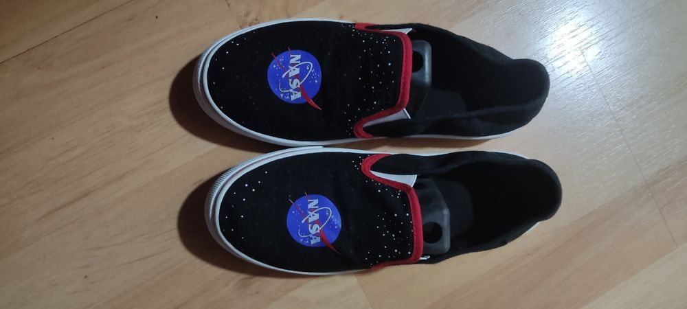 Teniși cu inscripția NASA