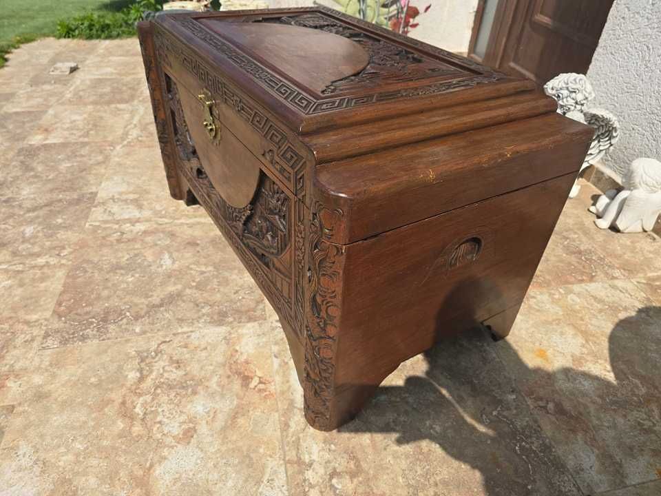 Lada de zestre veche sculptura deosebită,motiv orientala.