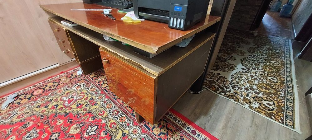 Срочно продаётся двух-тумбовый письменный стол.