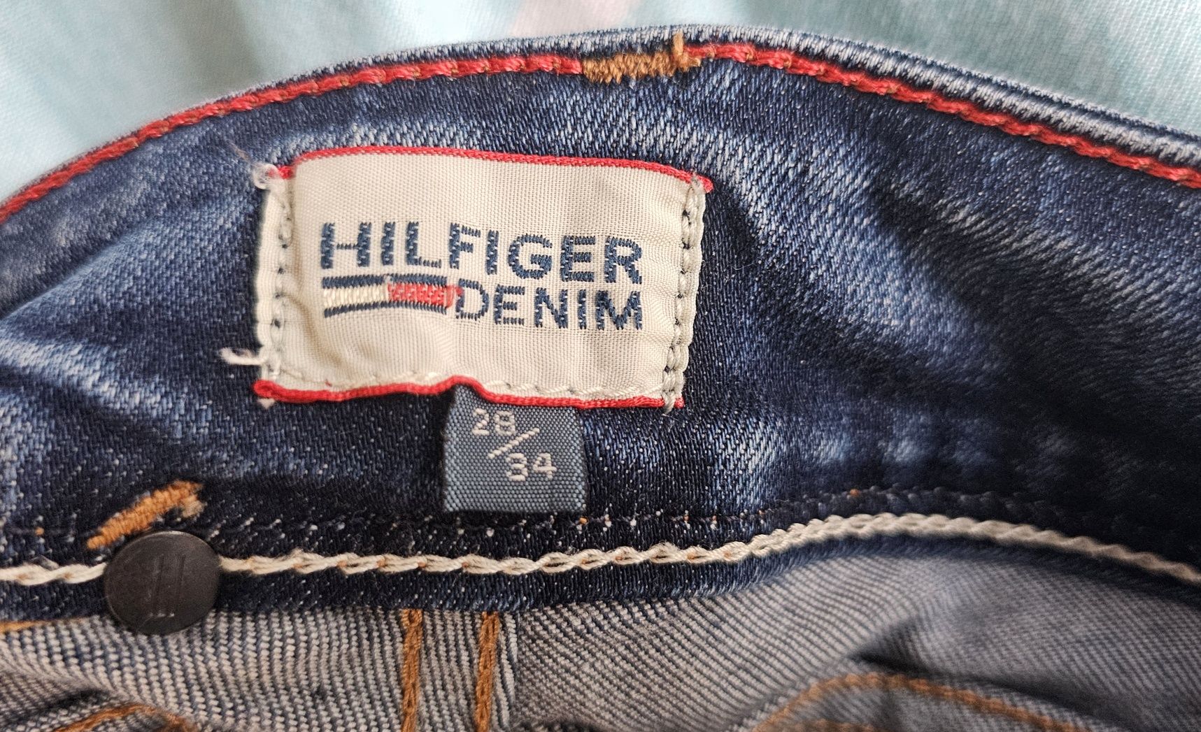 Pachet TOMMY HILFIGER blugi (size S 28-34) și tricou S (damă)