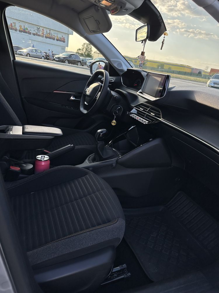 Vand sau schimb Peugeot 208 1.2i