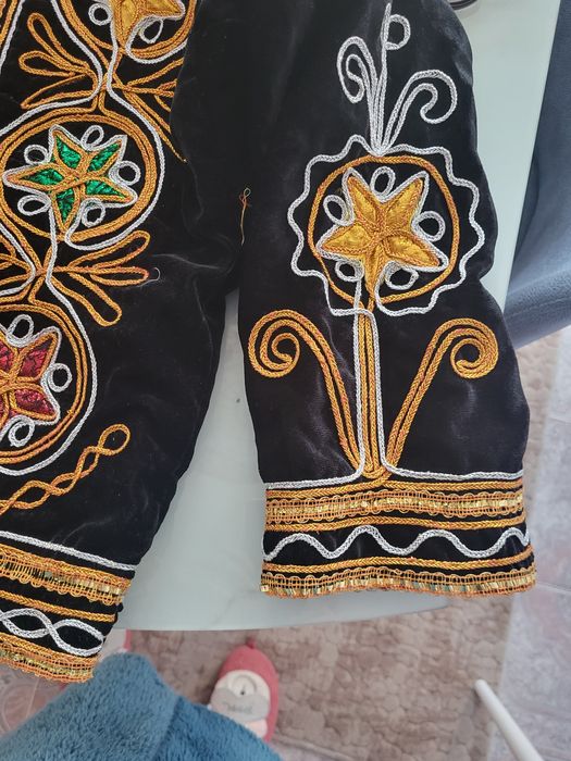 Народна носия, стилизирана.