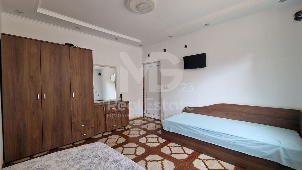 Едноетажна къща с двор и гараж!