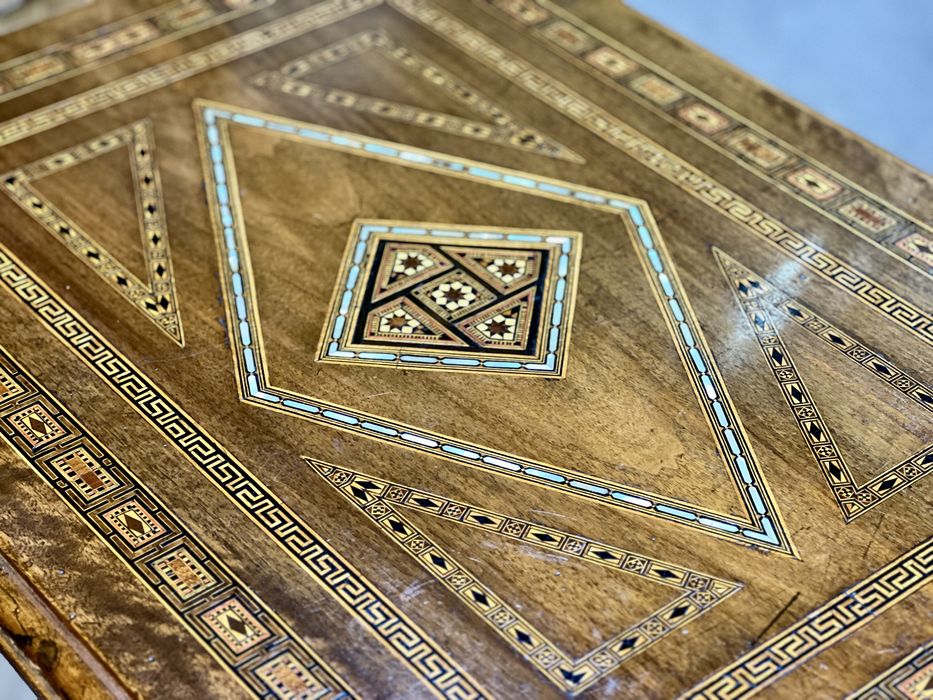 Masă veche din lemn masiv, cu intarsii și sculpturi fine