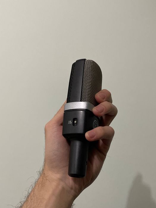 AKG C214

AKG C214 Студийный конденсаторный микрофон