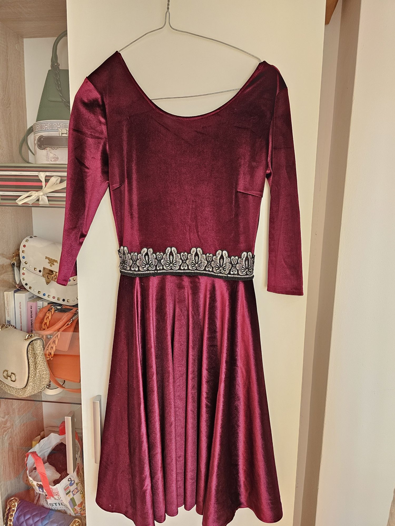 Rochie de catifea rosu burgund in clos