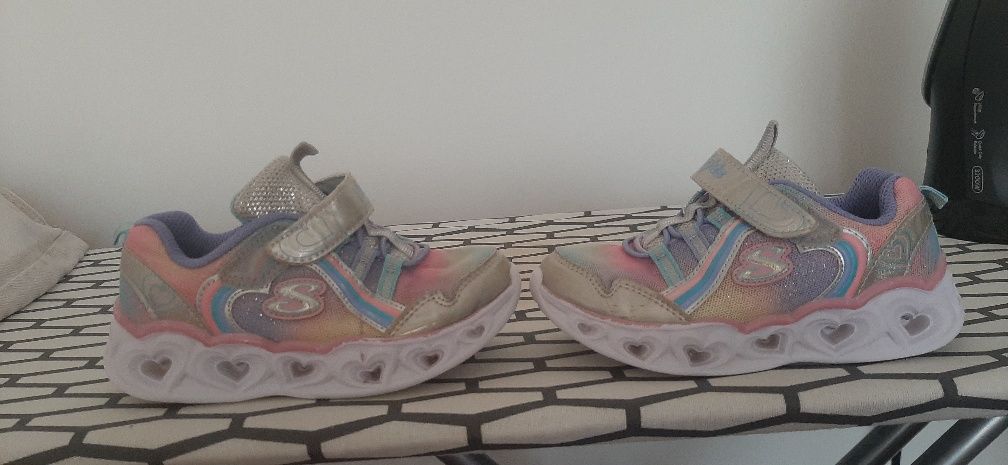 Vând adidasi Skechers fetite mărime 26