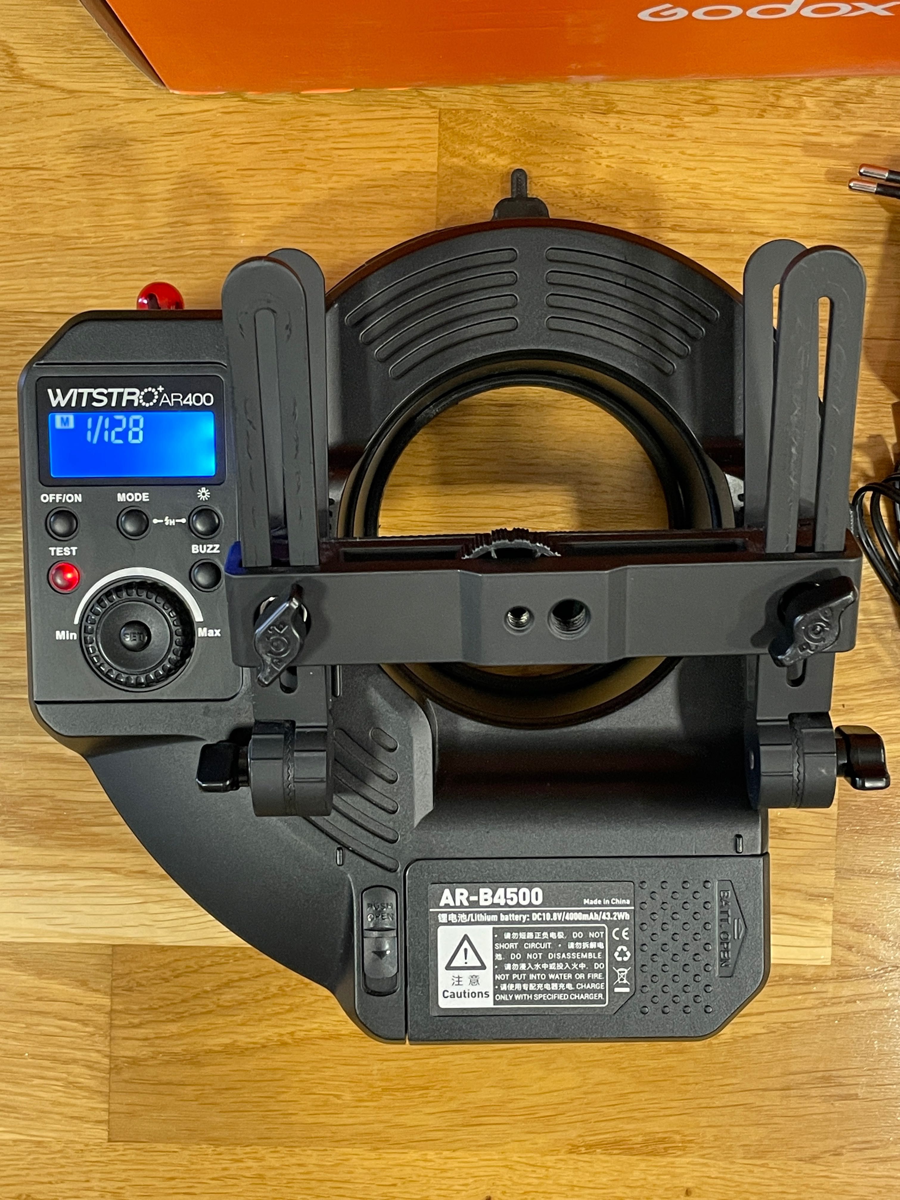 Рингова светкавица Godox Witstro AR400