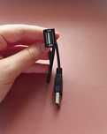 USB кабел за зареждане на телефона в раницата