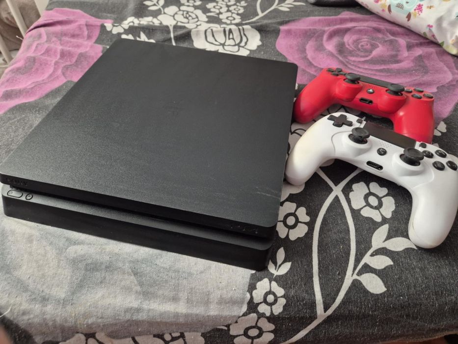 PlayStation 4 cu 2 mânete