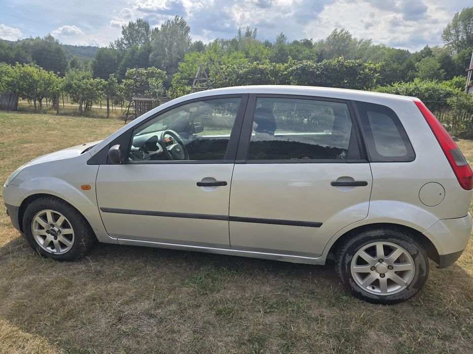Vând Ford Fiesta 1.4