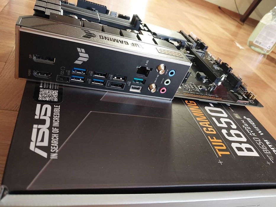 AMD Ryzen 9 9900X + Asus TUF Gaming B650-E Wi-Fi