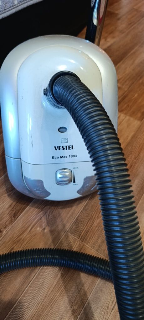 Пылесос Vestel  в рабочем состоянии