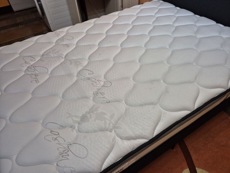 Продавам двулицев матрак 140/ 200