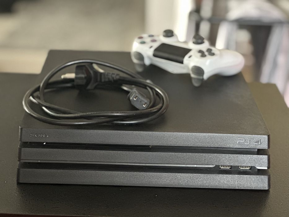 PlayStation 4 PRO 1TB + JoyStick + 3 Игри + Кабели