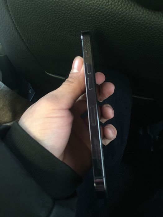 Iphone 14 pro sotiladi ekranda kichgina dogi bor