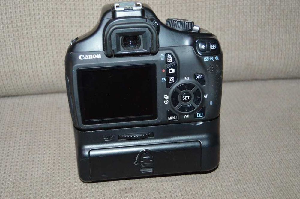 Foto DSLR Canon 1100D + obiectiv Canon 18-55mm + grip doar 9560 cadre