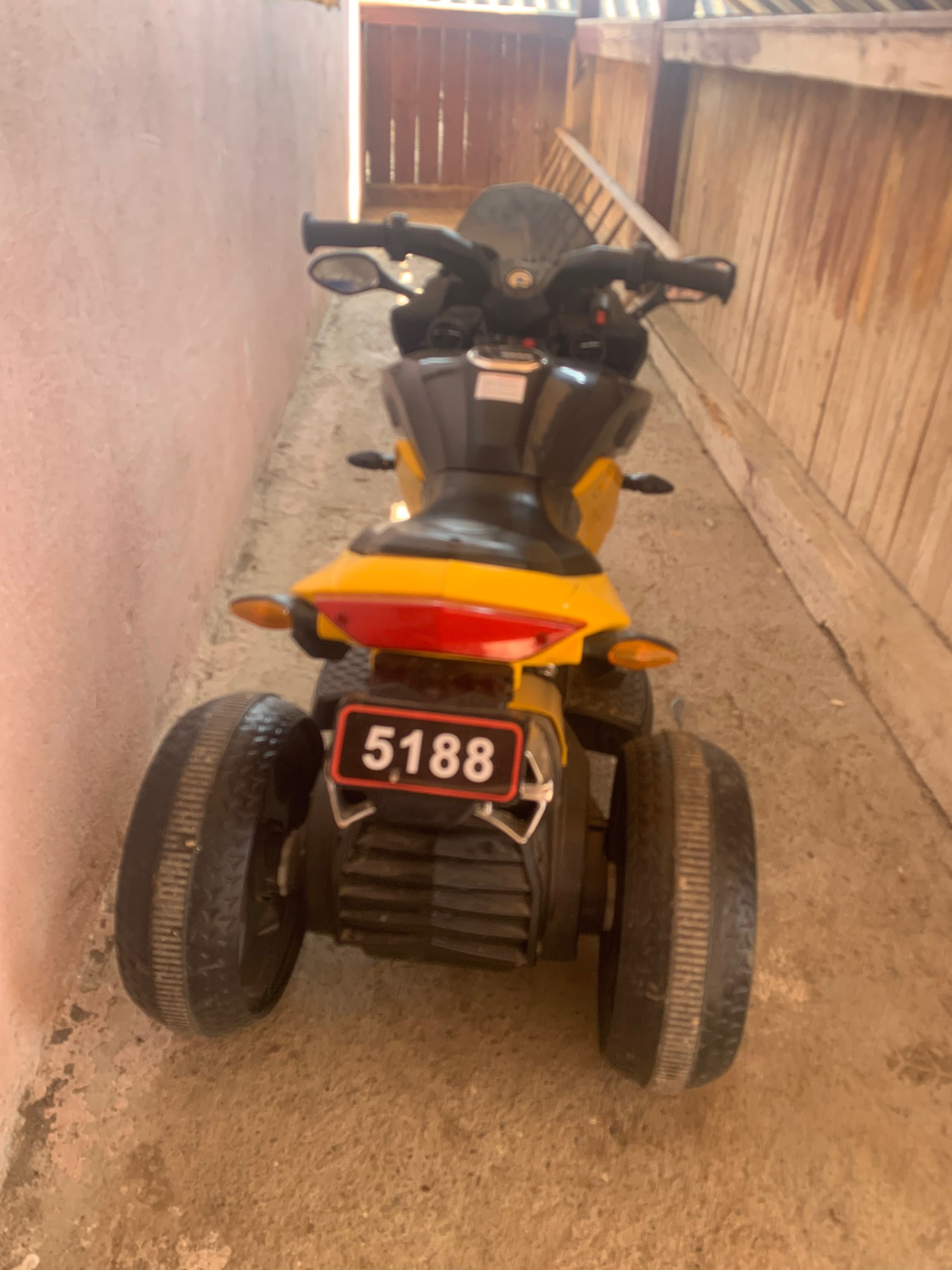 Vând motocicletă de copii electrică