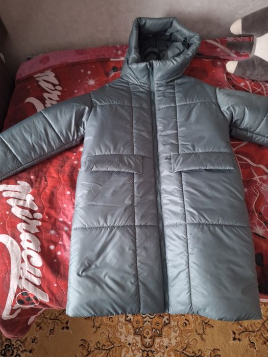 Продам зимнею куртку на девочку размер 158