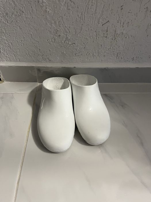 Продавам медицински чехли